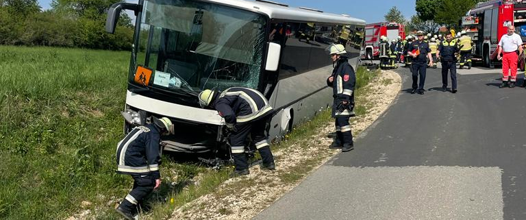 Verunfallter Bus in Schmidmühlen